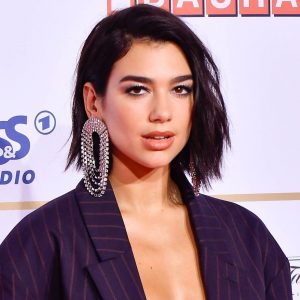 singer celebrity short haircut for women